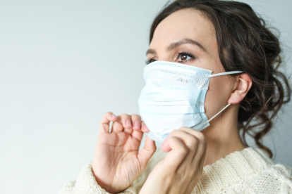 Científicos investigan si el virus podría evolucionar aún más, el caso genera comparaciones con otras enfermedades zoonóticas.