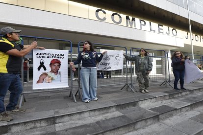 Familiares y allegados de Luis Alfonso Jijón realizaron un plantón en los exteriores del Complejo Judicial Norte, donde exigieron justicia y portaron pancartas en memoria de la víctima.