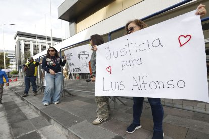 “Justicia para Luis Alfonso” se leyó en los carteles que portaron familiares durante el plantón