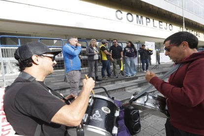 Con tambores y consignas, familiares y allegados intensificaron su protesta