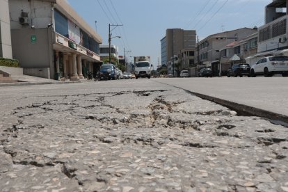 Fisuras y pavimento levantado son las postales repetida en la Kennedy.