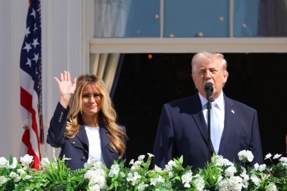El presidente y la primera dama de Estados Unidos, Donald (d) y Melania Trump, en el balcón de la Casa Blanca.