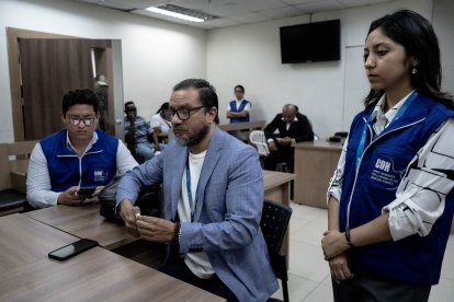 Abogado Abraham Aguirre (centro), miembro del Comité Permanente por la Defensa de los Derechos Humanos (CDH) de Guayaquil.