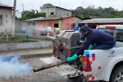 Brigadas del MSP realizan fumigación en zonas afectadas por dengue.