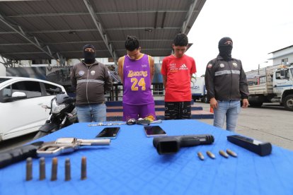Los dos sujetos fueron detenidos durante un operativo policial.