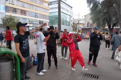 Los aficionados colombianos entonaron sus mejores melodías antes de acudir al estadio para apoyar a su equipo América.