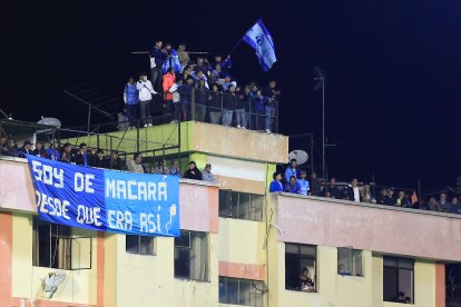 Aficionados de Macará observan desde un edificio un partido de la fase de grupos de la Copa Sudamericana.