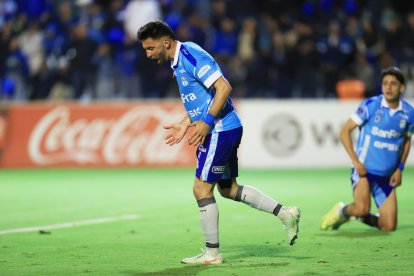 Gastón Blanc de Macará reacciona  en un partido de la fase de grupos de la Copa Sudamericana.
