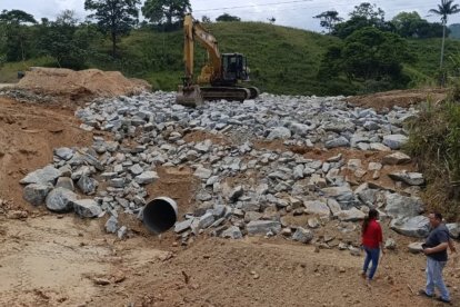 Trabajos de relleno de la nueva alcantarilla, y estabilización de taludes en la vía Puente Puyango- Arenillas, sector Las Lajas km 26.