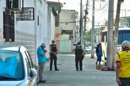 Agentes policiales acudieron al lugar tras el reporte de la riña en el centro.