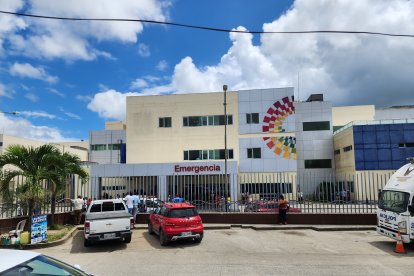 Hospital Delfina Torres de Concha, en Esmeraldas, donde fue ingresada de urgencia la joven embarazada atacada a tiros en el sector El Quilombo.