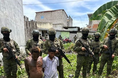 Evidencias incautadas incluyen droga, armas y municiones.