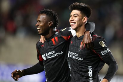 Gabriel Villamíl (d) y Leonel Quiñónez de Liga de Quito vienen de ganar en Copa Libertadores ante el Always Ready.