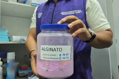 En la inspección se halló material odontológico caducado.