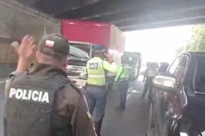 Tras los impactos de bala, el vehículo quedó debajo del puente. La Policía y agentes de tránsito llegaron al lugar.