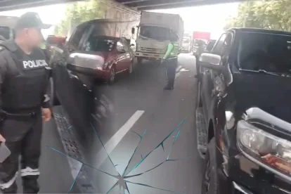 Tras el impacto, el vehículo quedó debajo del puente. La Policía y agentes de tránsito llegaron al lugar.