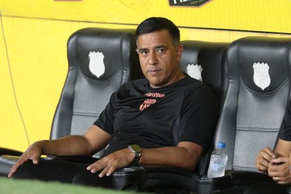 César Farías, DT de Barcelona, en el partido contra Leones.