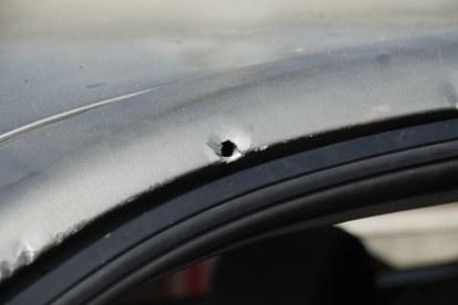 Indicios de tiros en el auto implicado.