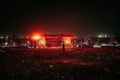 Miles de asistentes colmaron el recinto en la apertura de Coachella 2026, con entradas completamente agotadas.