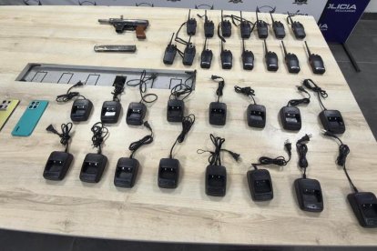 Radios de comunicación, un arma y celulares constan entre los elementos obtenidos.