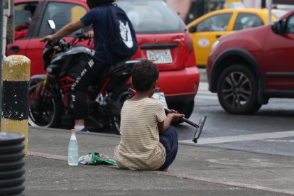 Niños de 7 y 10 años ya desafían a sus padres con irse de casa si no les permiten usar el celular.