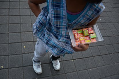 Infancia interrumpida. Cientos de niños en Guayaquil cambian las aulas por las calles para vender dulces.