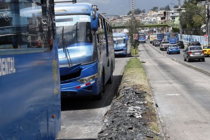 El parterre de la Av. Mariscal Sucre aún tiene rastros del fatal accidente.