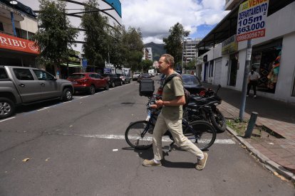 Como ciclista, registra las anomalías que observa con la transportación pública de Quito.