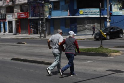 Normalmente los peatones deben cruzar corriendo cualquier avenida de la ciudad.