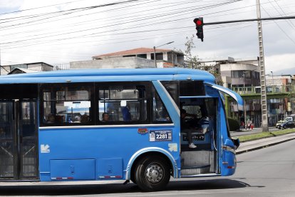 El riesgo en las vías es inminente para peatones, conductores y peatones.