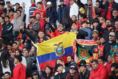 Los hinchas de los Leones Rojos llegaron en buen número al estadio cuencano.