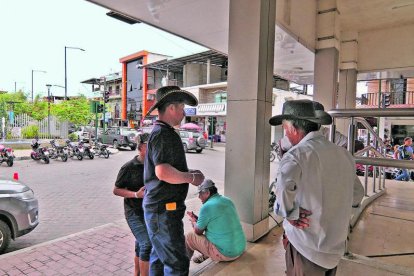 Con miedo, los habitantes hablan de la violencia que se ha desatado en el cantón.