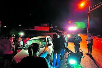 El 30 de marzo, tres personas fueron atacadas mientras viajaban en un auto en Santa Lucía.