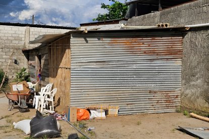 Los hermanos sobreviven en una casa de caña. Anhelan tener un techo seguro.