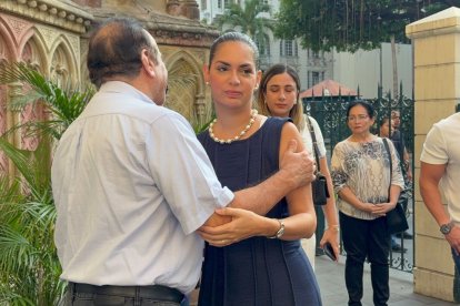 La esposa de Aquiles Álvarez fue recibida por familiares, amigos y simpatizantes del alcalde.