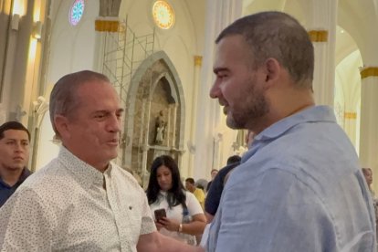 Ricardo Patiño, asambleísta y excanciller, se acercó a Antonio Álvarez al finalizar la ceremonia.