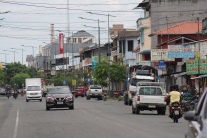 Avenida principal de La Unión, parroquia de Quinindé, donde el movimiento comercial y vehicular refleja la dinámica cotidiana del sector.