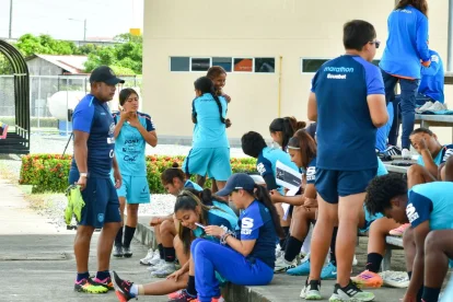 Víctor Idrobo trabajando en Daule con la Sub 17.