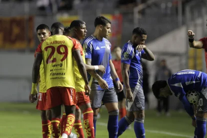 Emelec sufrió la baja de un jugador por expulsión en el primer tiempo ante Aucas en Quito.
