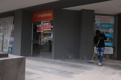 Fachada de la clínica Implanta ubicada en la Av. 6 de Diciembre.