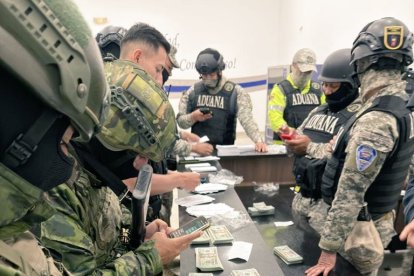 Personal del Ejército inspeccionó paquetes y halló miles de dólares falsificados.