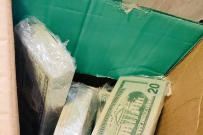 Los paquetes contenían billetes de 20 dólares falsificados.