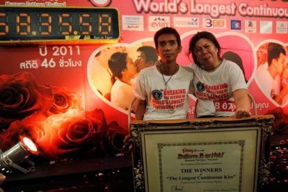 La pareja tailandesa que logró el beso más largo del mundo permaneció unida durante casi 59 horas, sin separarse en ningún momento