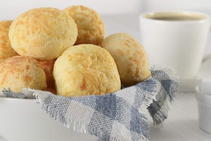 El icónico Pão de queijo, originario de Minas Gerais, destaca por su perfil aromático y su naturaleza sin gluten