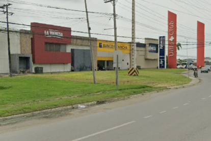 Piedras sueltas, áreas sin terminar y detalles pendientes alimentan las dudas de los vecinos sobre si la obra fue entregada incompleta