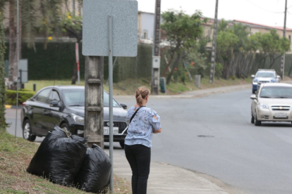 Ubicado junto a una vía altamente transitada, el parque genera preocupación por el ruido, el tráfico y los riesgos para peatones