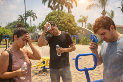 Bajo el sol intenso y sin sombra, ciudadanos evitan usar los equipos del parque, evidenciando el impacto del calor en el espacio público