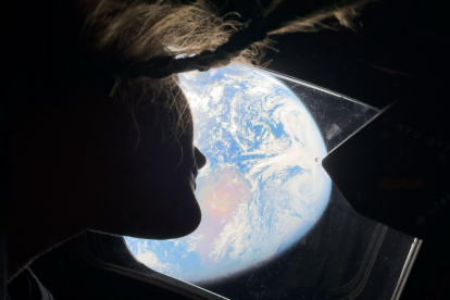 Tras completar su misión alrededor de la Luna, la astronauta regresó a casa, donde la esperaba el momento más emotivo de todos