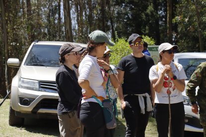 Varios equipos se sumaron a la búsqueda del extranjero.