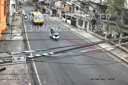 Cámaras de seguridad captaron el momento en que la tricimoto blanca los habría ayudado a escapar.